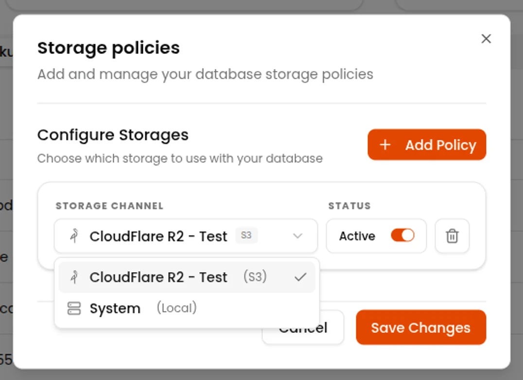 Fenêtre de configuration des politiques de stockage dans Portabase, avec un canal CloudFlare R2 en S3 activé et une liste déroulante proposant d'ajouter le stockage local du système